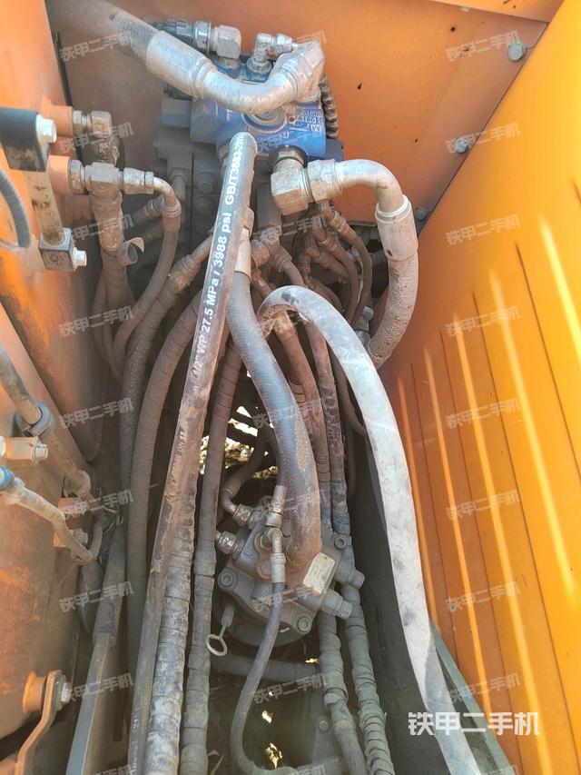 回轉(zhuǎn)馬達和主控閥(整機外觀) 回轉(zhuǎn)馬達和主控閥(整機外觀)