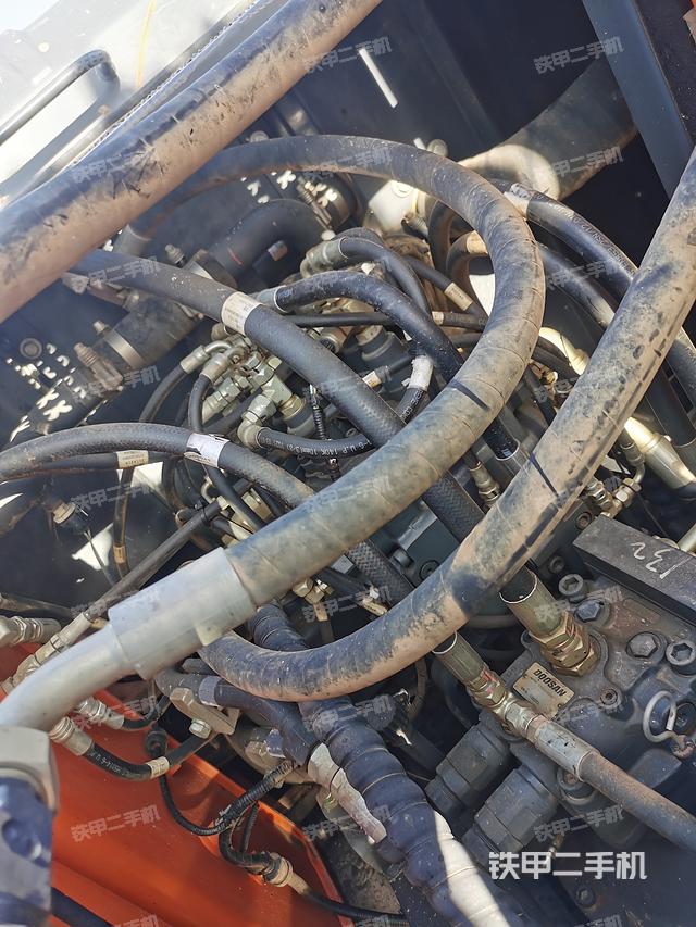 回转马达和主控阀（整机外观）