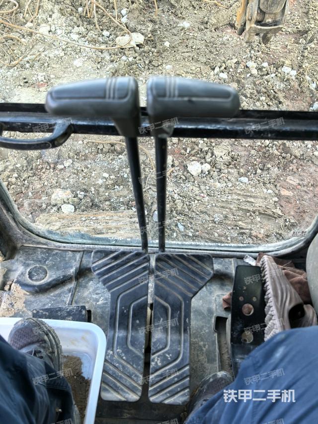 行走控制手柄和踏板?俯拍(駕駛室部分) 行走控制手柄和踏板?俯拍(駕駛室部分)