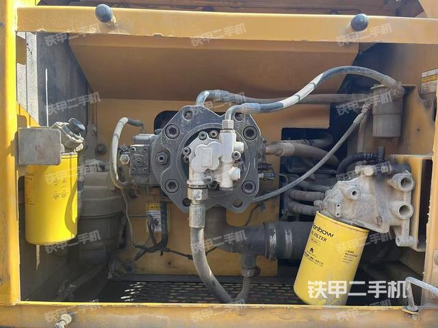 液壓泵艙室正面整體(整機(jī)外觀) 液壓泵艙室正面整體(整機(jī)外觀)