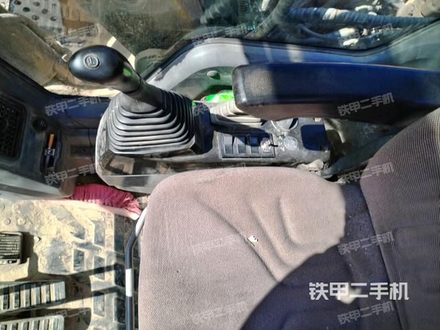 座椅右側(cè)控制臺(tái)/鑰匙門(mén)/油門(mén)/含右手柄(駕駛室部分) 座椅右側(cè)控制臺(tái)/鑰匙門(mén)/油門(mén)/含右手柄(駕駛室部分)