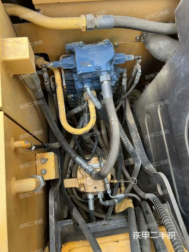 回轉馬達和主控閥(整機外觀) 回轉馬達和主控閥(整機外觀)