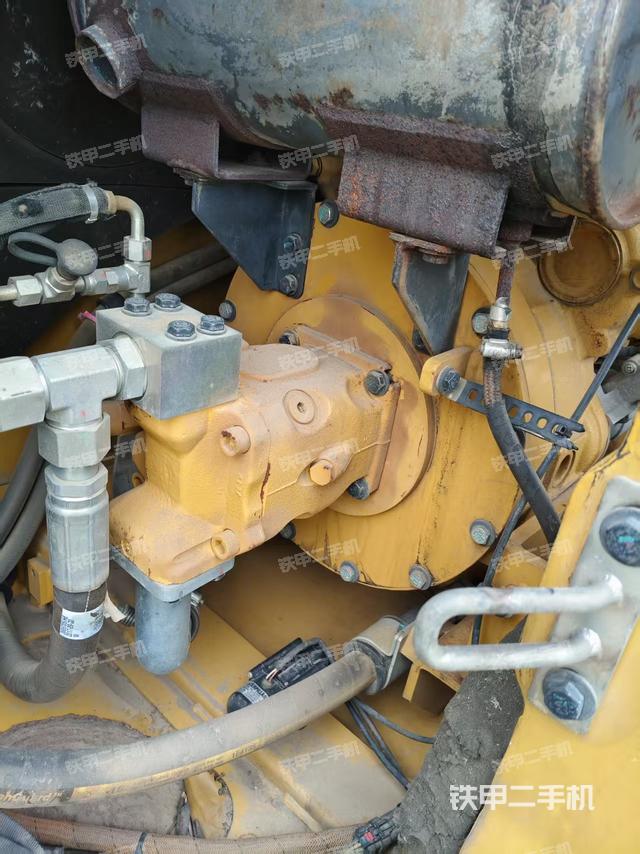 液压泵舱室正面整体（整机外观）