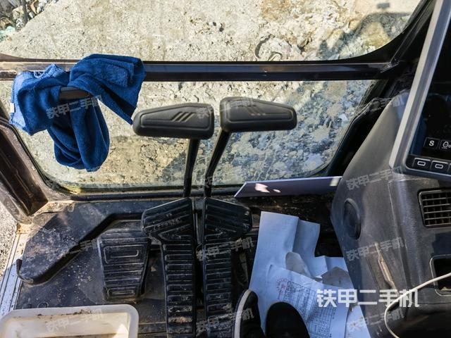 行走控制手柄和踏板?俯拍（駕駛室部分）