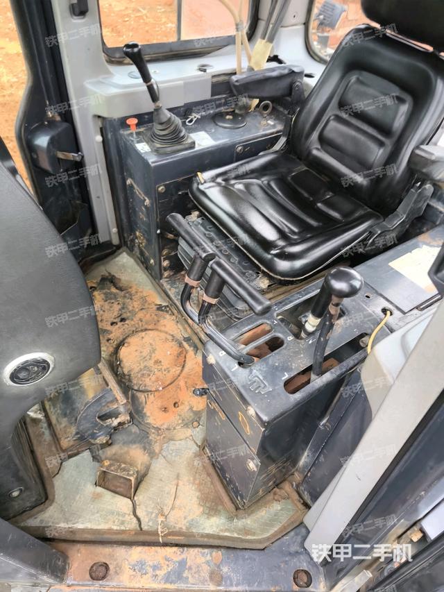 儀表盤全景(推土機駕駛室) 儀表盤全景(推土機駕駛室)