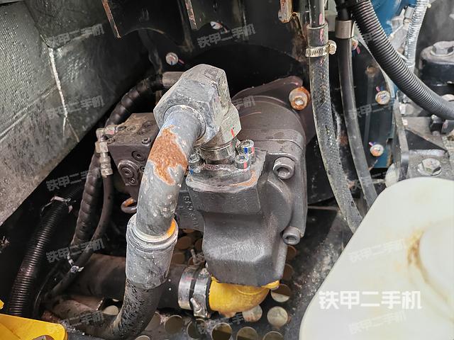 液压泵舱室正面整体（整机外观）