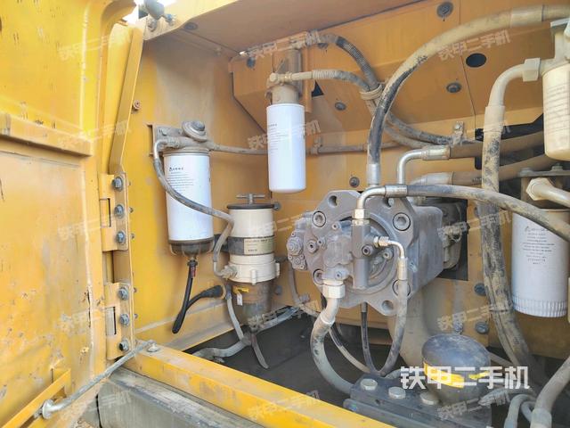 液壓泵艙室正面整體(整機外觀) 液壓泵艙室正面整體(整機外觀)