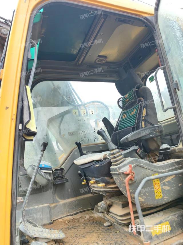 駕駛室整體(整機(jī)外觀) 駕駛室整體(整機(jī)外觀)