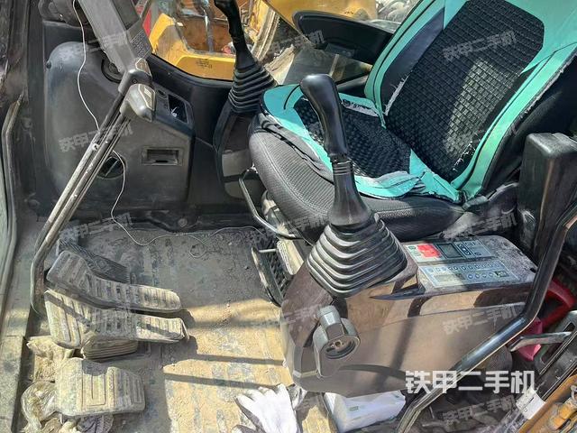 駕駛室整體(整機(jī)外觀) 駕駛室整體(整機(jī)外觀)