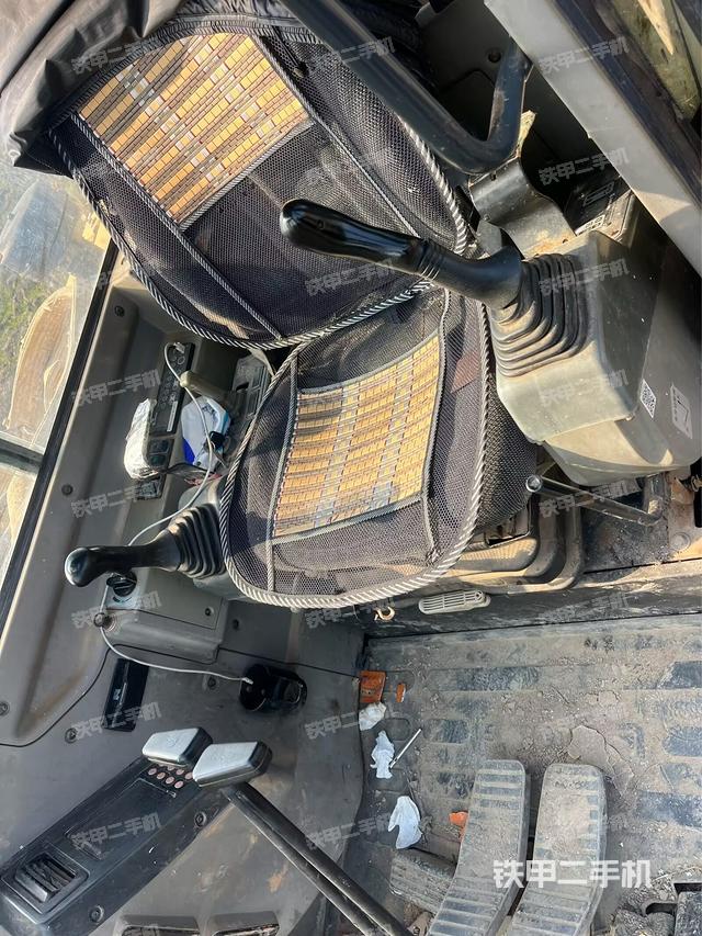駕駛室整體(整機(jī)外觀) 駕駛室整體(整機(jī)外觀)