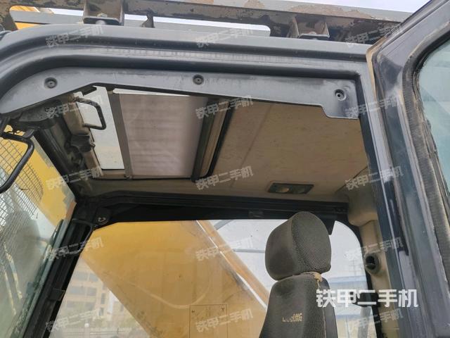 行走控制手柄和踏板?俯拍(駕駛室部分) 行走控制手柄和踏板?俯拍(駕駛室部分)