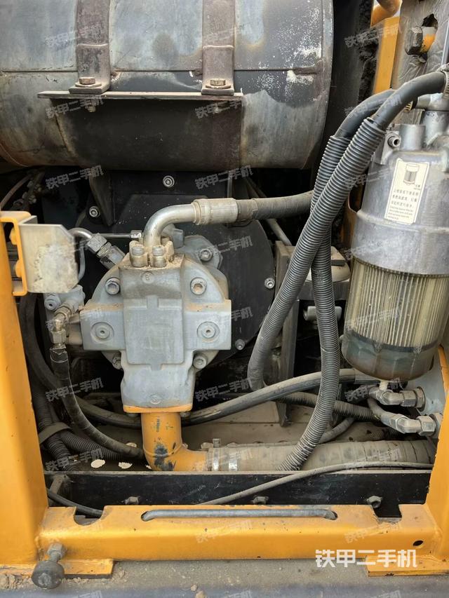 液壓泵艙室正面整體(整機外觀) 液壓泵艙室正面整體(整機外觀)