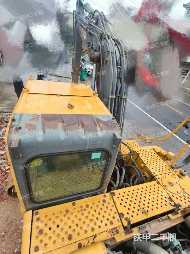 駕駛室頂部(整機(jī)外觀) 駕駛室頂部(整機(jī)外觀)