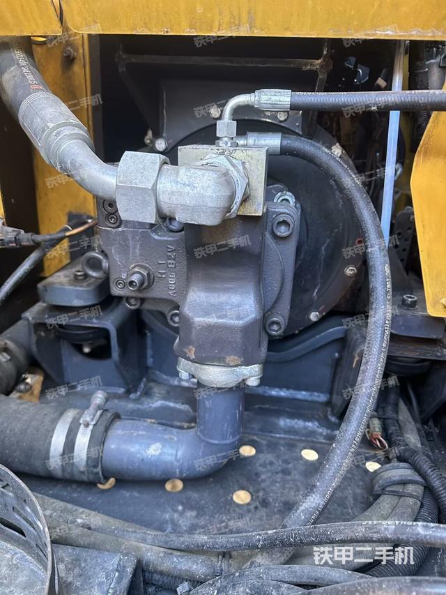 液壓泵艙室正面整體(整機(jī)外觀) 液壓泵艙室正面整體(整機(jī)外觀)