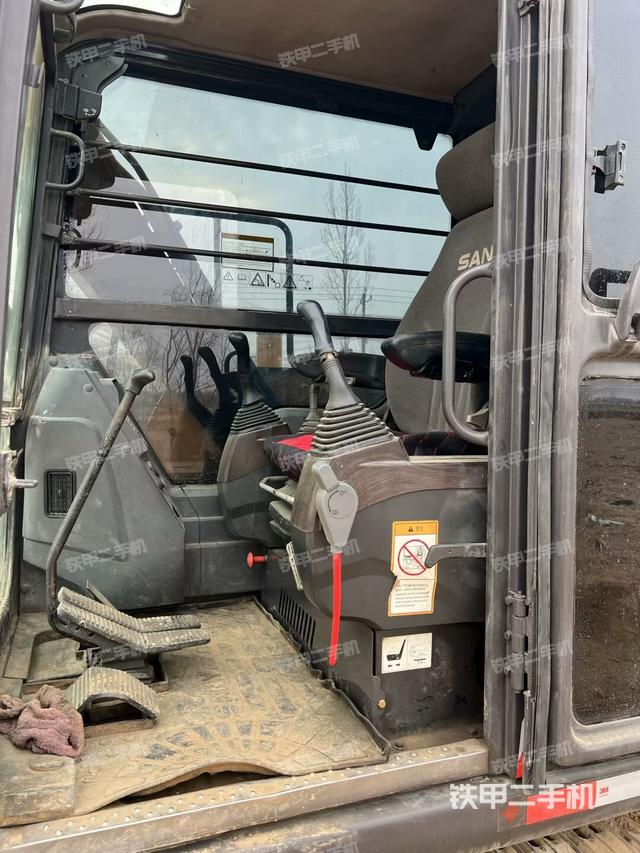 駕駛室頂部(整機外觀) 駕駛室頂部(整機外觀)