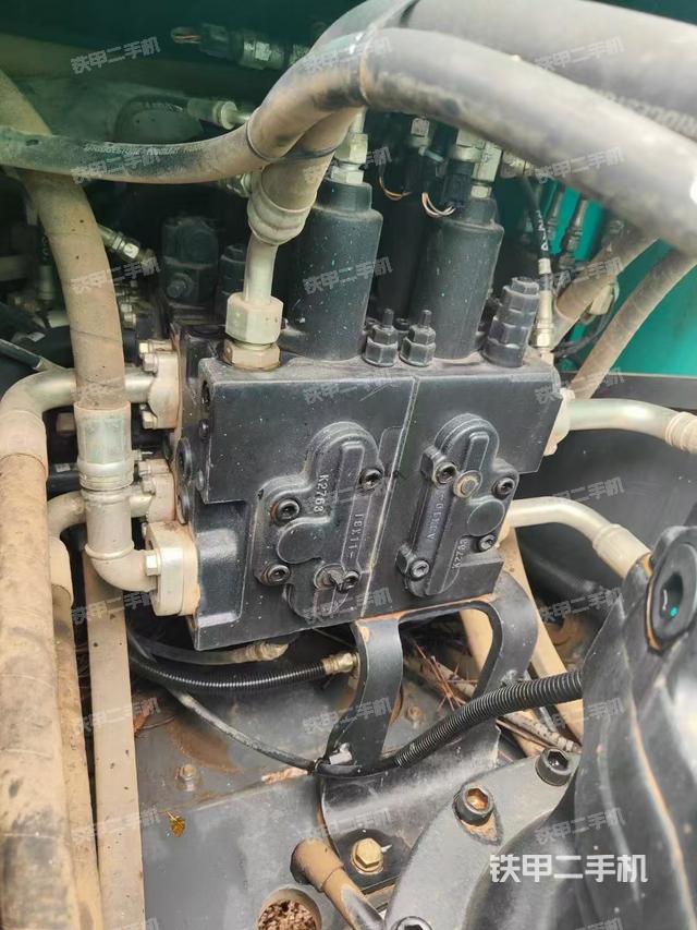 回转马达和主控阀（整机外观）