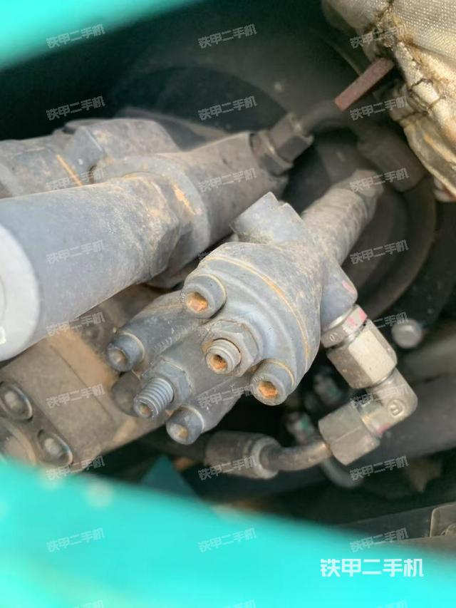 液壓泵艙室正面整體（整機外觀）