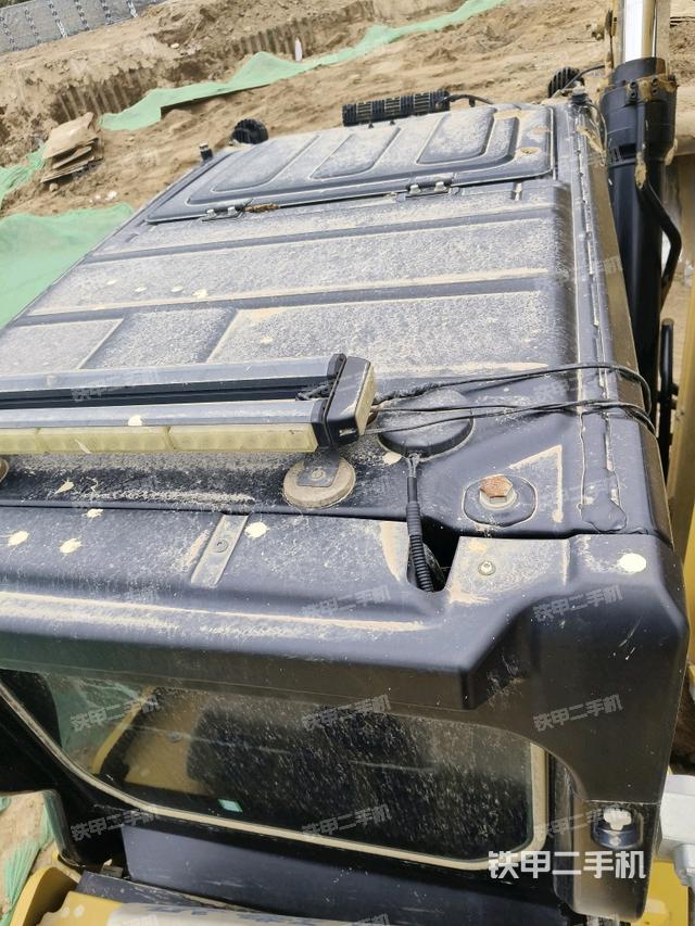 駕駛室頂部(整機(jī)外觀) 駕駛室頂部(整機(jī)外觀)