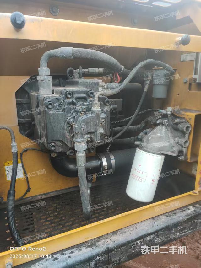 液压泵舱室正面整体（整机外观）