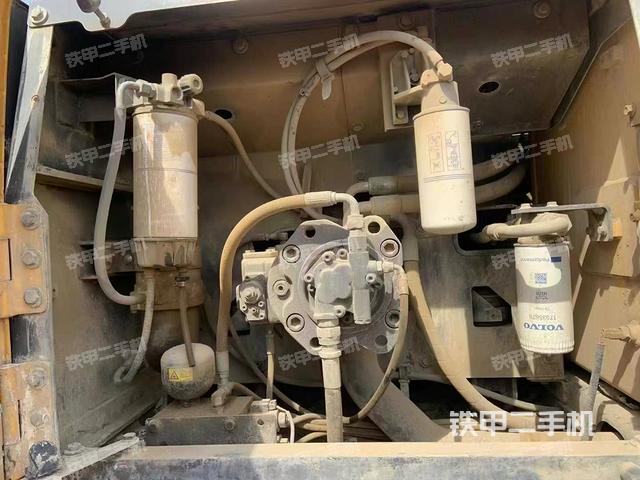 液壓泵艙室正面整體（整機(jī)外觀）