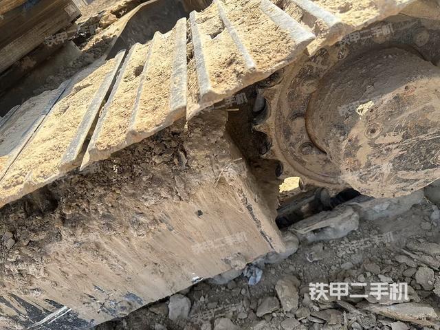 單側(cè)履帶整體(整機(jī)外觀) 單側(cè)履帶整體(整機(jī)外觀)