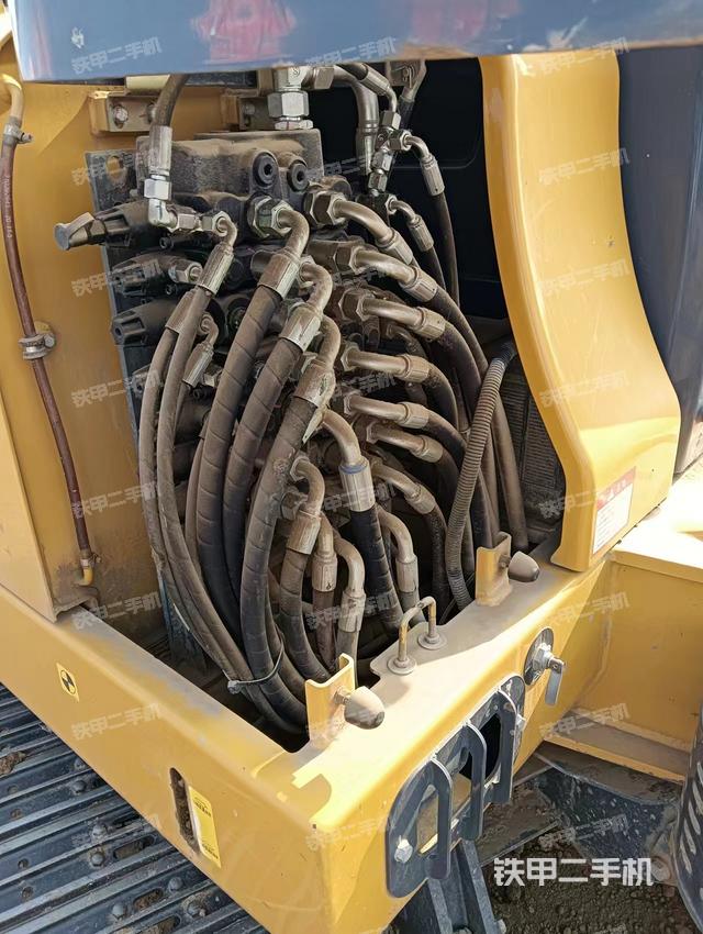 回轉(zhuǎn)馬達(dá)和主控閥（整機(jī)外觀）