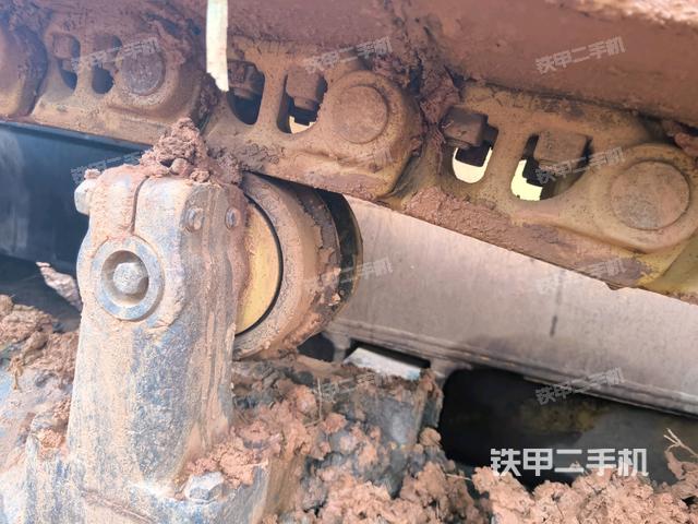 右側(cè)履帶全景(推土機底盤及工作裝置) 右側(cè)履帶全景(推土機底盤及工作裝置)