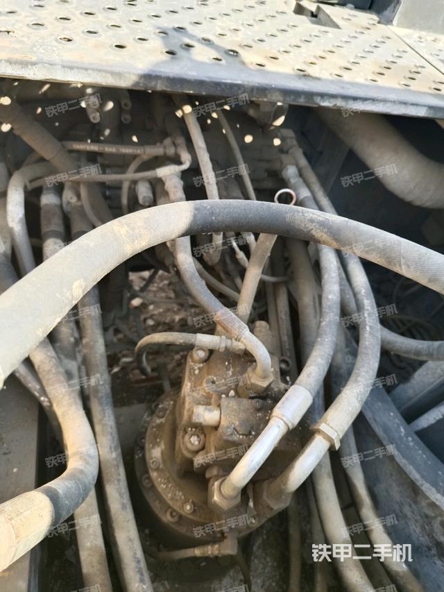 回轉(zhuǎn)馬達(dá)和主控閥（整機(jī)外觀）