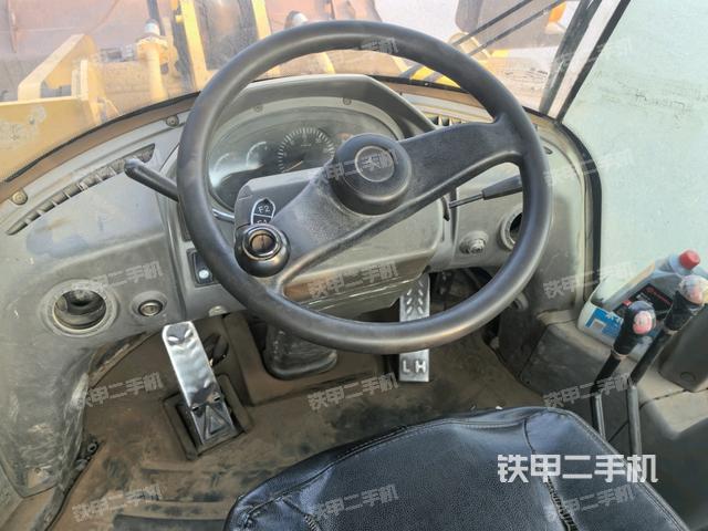 駕駛室內(nèi)部(駕駛室部分) 駕駛室內(nèi)部(駕駛室部分)