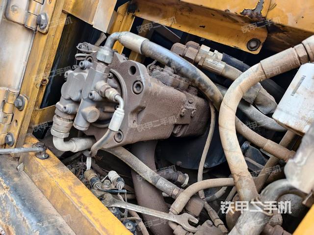 液壓泵艙室正面整體(整機(jī)外觀) 液壓泵艙室正面整體(整機(jī)外觀)