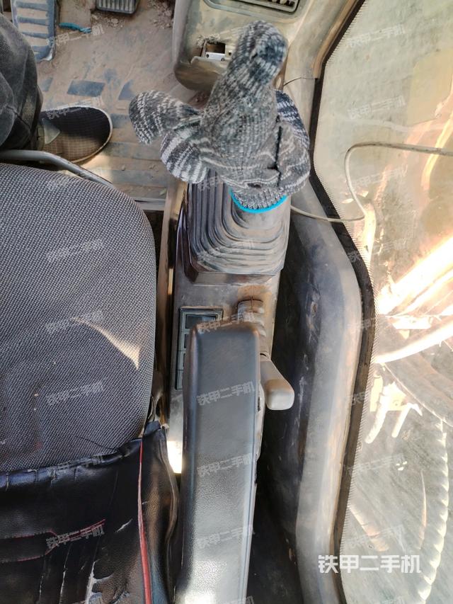 座椅右側(cè)控制臺(tái)/鑰匙門(mén)/油門(mén)/含右手柄（駕駛室部分）