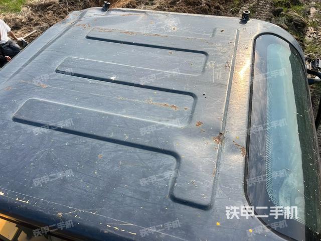 駕駛室頂部(整機(jī)外觀) 駕駛室頂部(整機(jī)外觀)