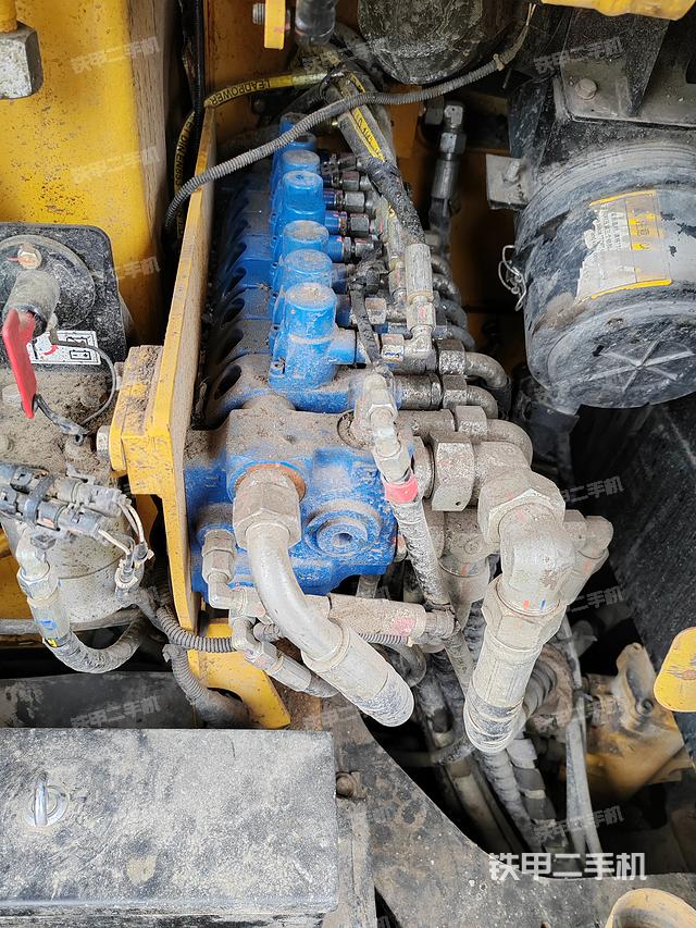 回转马达和主控阀（整机外观）