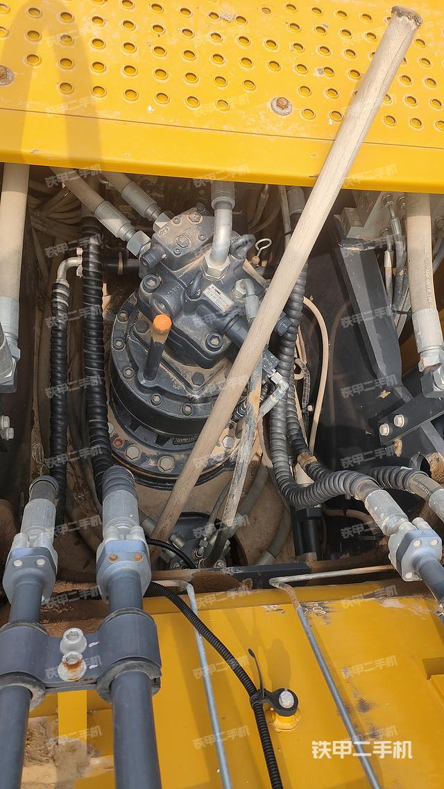 回轉(zhuǎn)馬達(dá)和主控閥（整機(jī)外觀）