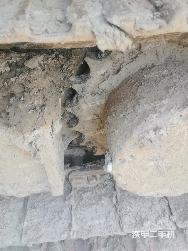 左驅(qū)動輪（行走機構(gòu)）