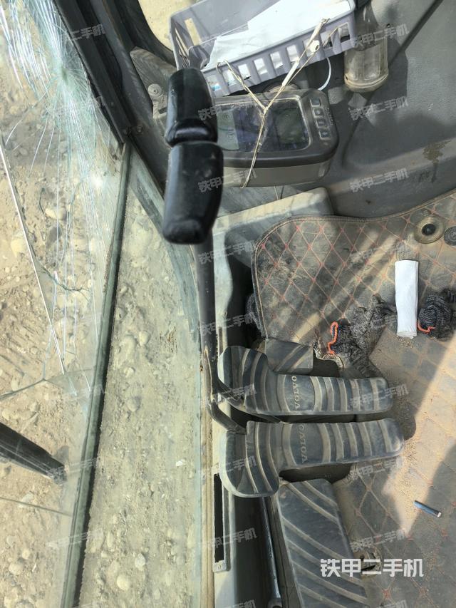 行走控制手柄和踏板?俯拍（駕駛室部分）