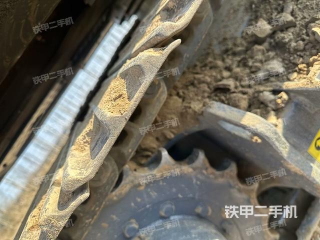 單側(cè)履帶整體(整機(jī)外觀) 單側(cè)履帶整體(整機(jī)外觀)