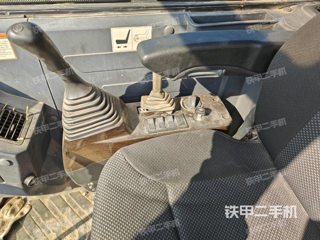 座椅右側(cè)控制臺(tái)/鑰匙門/油門/含右手柄（駕駛室部分）