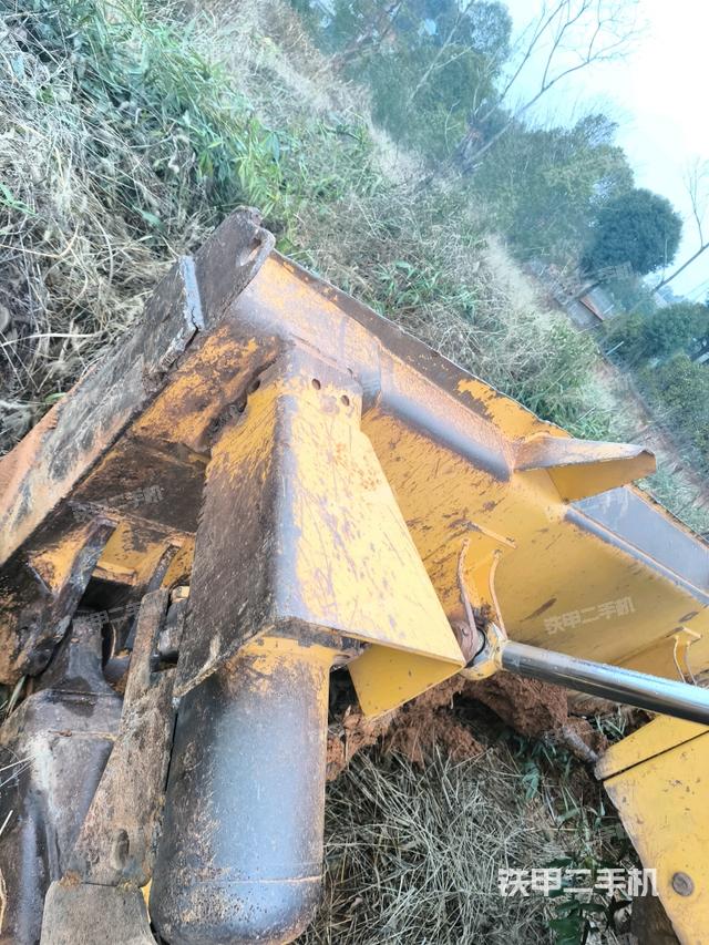 推土鏟左后(推土機底盤及工作裝置) 推土鏟左后(推土機底盤及工作裝置)