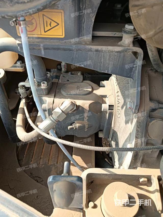 液壓泵艙室正面整體（整機(jī)外觀）