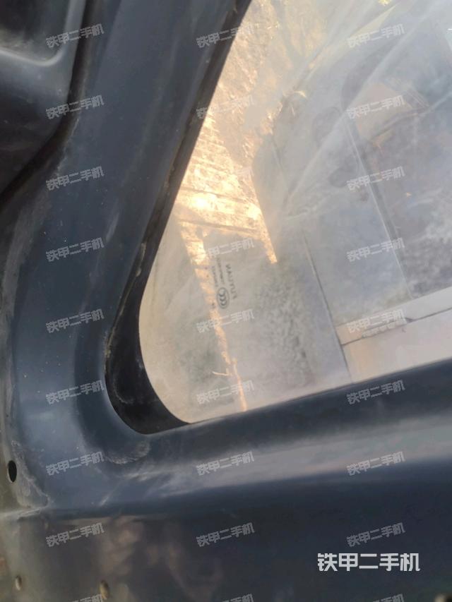 左后方玻璃角標(biāo)（駕駛室部分）