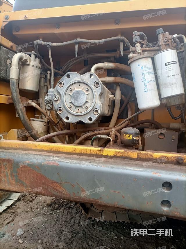 液壓泵艙室正面整體（整機外觀）