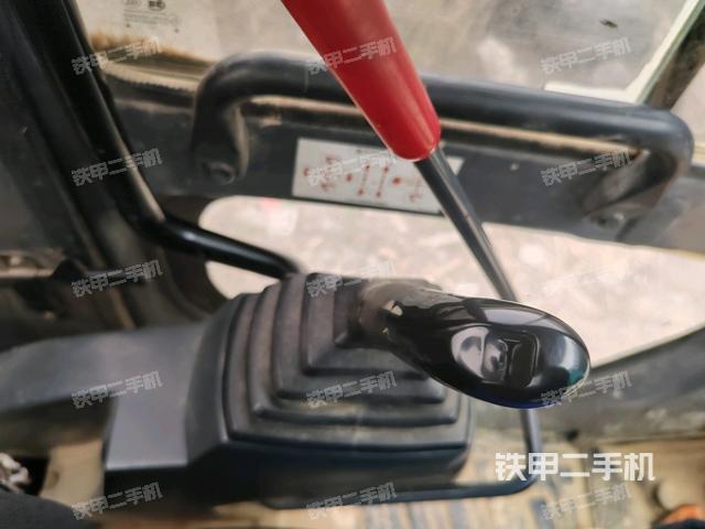 行走控制手柄和踏板?俯拍(駕駛室部分) 行走控制手柄和踏板?俯拍(駕駛室部分)