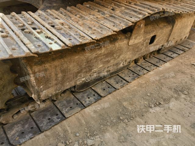 單側(cè)履帶整體(整機(jī)外觀) 單側(cè)履帶整體(整機(jī)外觀)