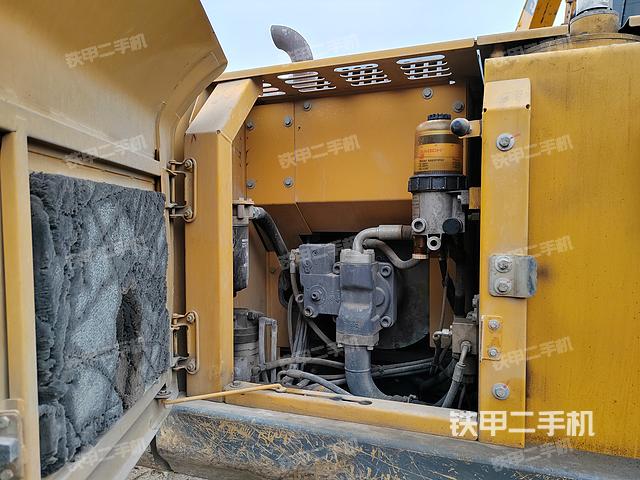 液压泵舱室正面整体（整机外观）