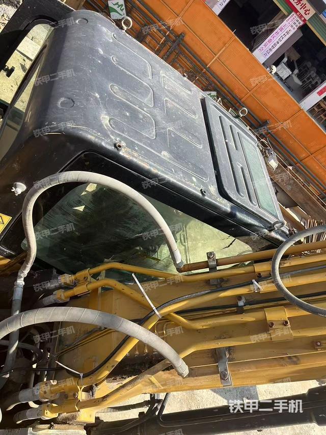 駕駛室頂部(整機(jī)外觀) 駕駛室頂部(整機(jī)外觀)