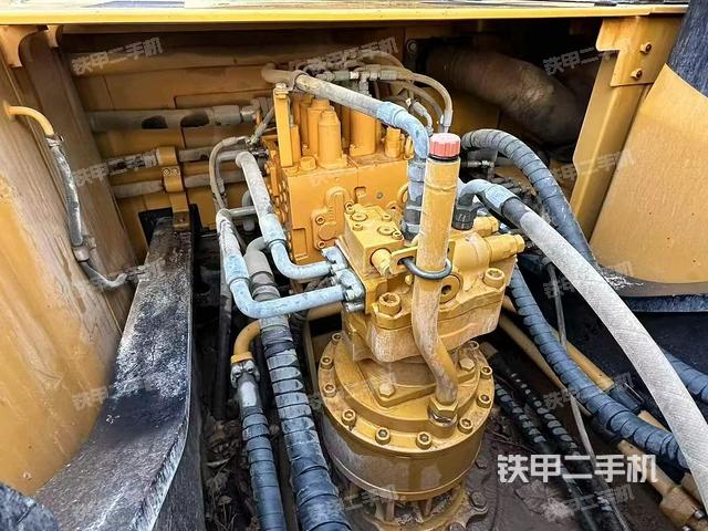 回轉(zhuǎn)馬達(dá)和主控閥(整機(jī)外觀) 回轉(zhuǎn)馬達(dá)和主控閥(整機(jī)外觀)