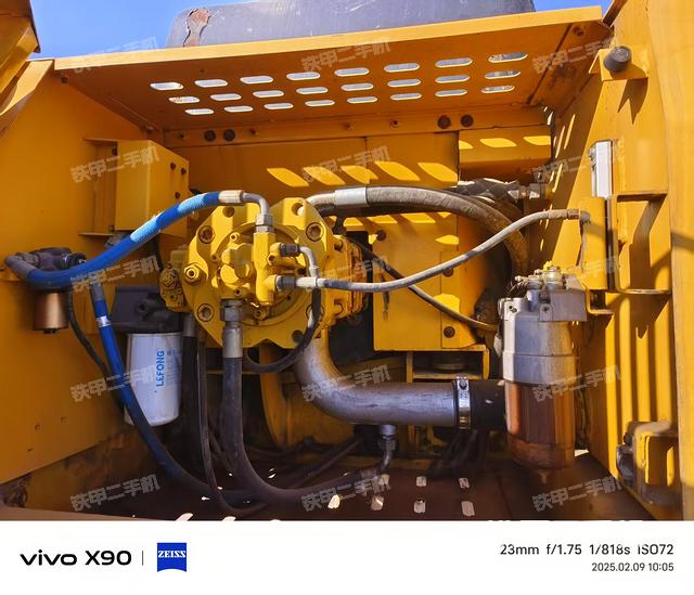 液压泵舱室正面整体（整机外观）