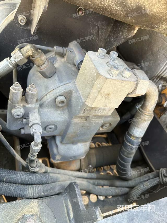 液壓泵艙室正面整體(整機(jī)外觀) 液壓泵艙室正面整體(整機(jī)外觀)