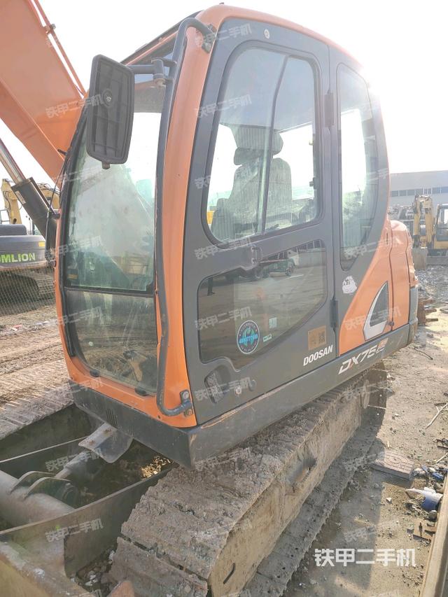 駕駛室整體(整機外觀) 駕駛室整體(整機外觀)